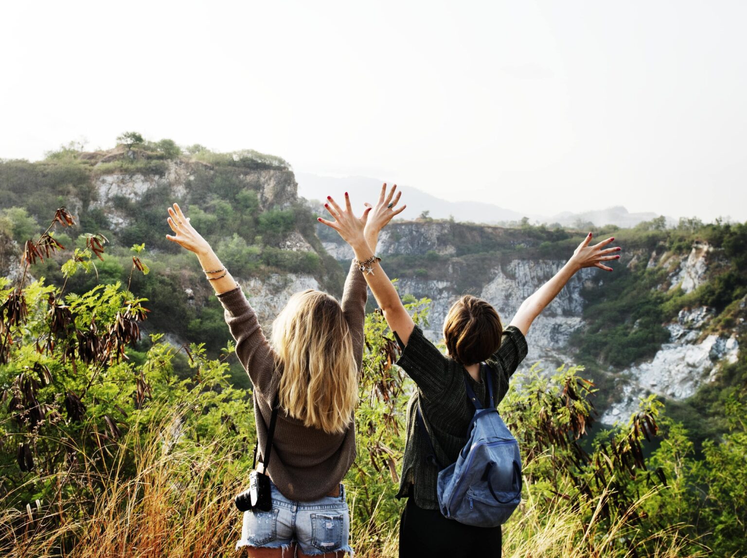 mujeres-jovenes-viajan-juntas-concepto-min